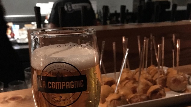 Un verre de bière posé sur une table