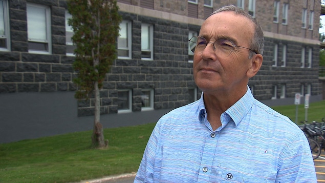 Le directeur général du Cégep de Baie-Comeau, Claude Montigny. accorde une entrevue devant le cégep.
