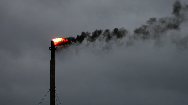 Une cheminée industrielle polluante.