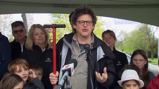Dominic Champagne a participé à une plantation d'arbres, vendredi le 24 mai 2019, à Sainte-Julie, en Montérégie.