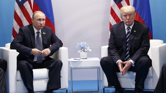 Donald Trump, président des États-Unis (à droite) et Vladimir Poutine, président de la Russie (à gauche) en compagnie de leur délégation respective