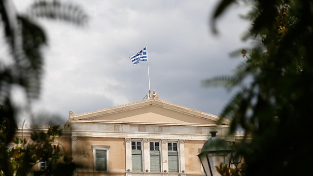 Le drapeau grec flotte au-dessus du Parlement à Athènes, le 21 juin 2018.