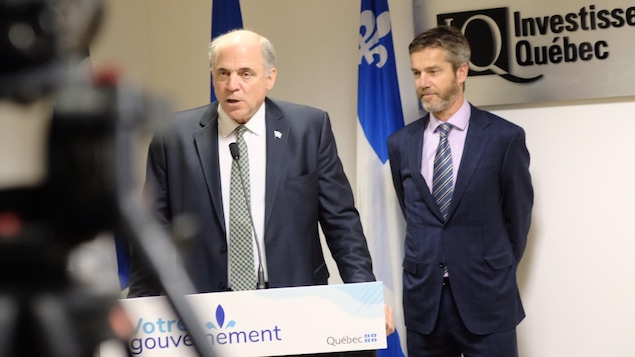 Le ministre de l'Économie, Pierre Fitzgibbon, en compagnie de Guy Leblanc durant un point de presse