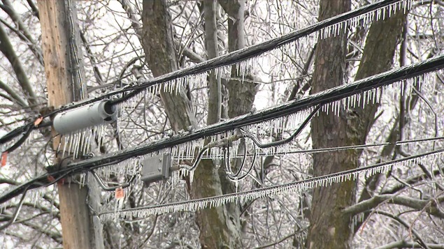 Des glaçons pendent le long de fils électriques.