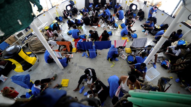Plusieurs migrants sont sur le pont de l'Aquarius.