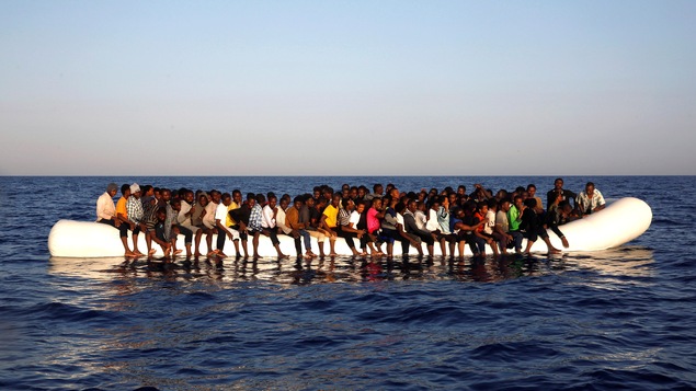 Une embarcation surchargée de migrants non loin des côtes libyennes en Méditerranée Une embarcation surchargée de migrants non loin des côtes libyennes en Méditerranée