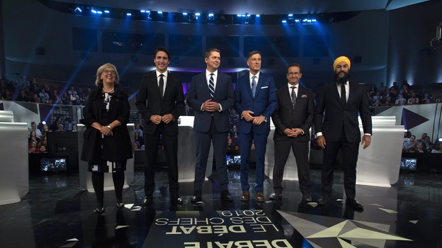 Elizabeth May, Justin Trudeau, Andrew Scheer, Maxime Bernier, Yves-François Blanchet et Jagmeet Singh sur le plateau du débat.