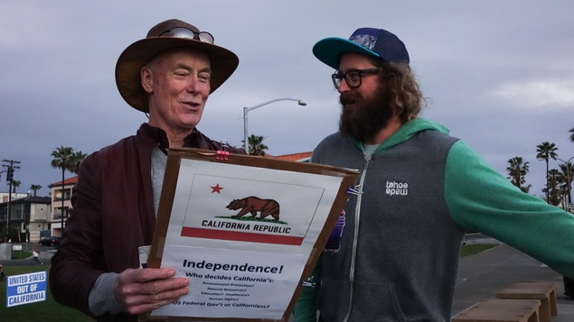 Deux militants en faveur du « Calexit » Deux militants en faveur du « Calexit »