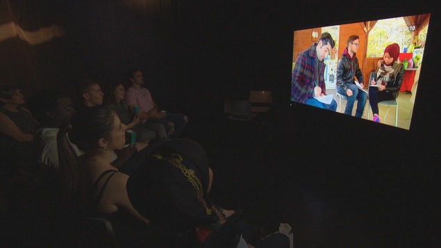 Des participants à la série regardent les premiers épisodes. Des participants à la série regardent les premiers épisodes.