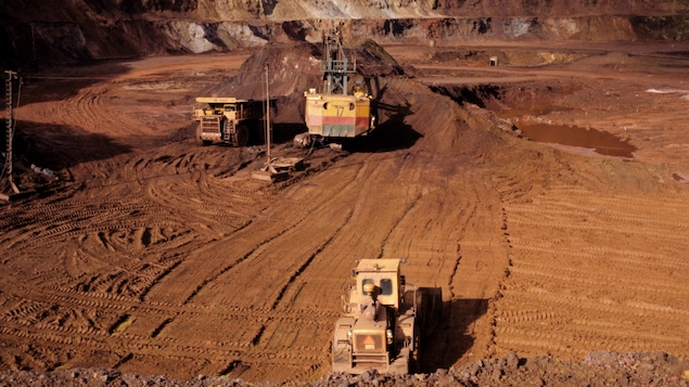 Véhicules lourds sur le site la mine de l'Iron Ore à Schefferville.