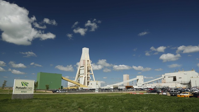Vue large de la mine une journée ensoleillée