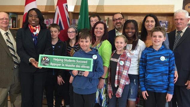 Les ministres Mitzie Hunter et Glenn Thibeault aux côtés d'élèves de l'école St-Dominique de Sudbury Les ministres Mitzie Hunter et Glenn Thibeault aux côtés d'élèves de l'école St-Dominique de Sudbury