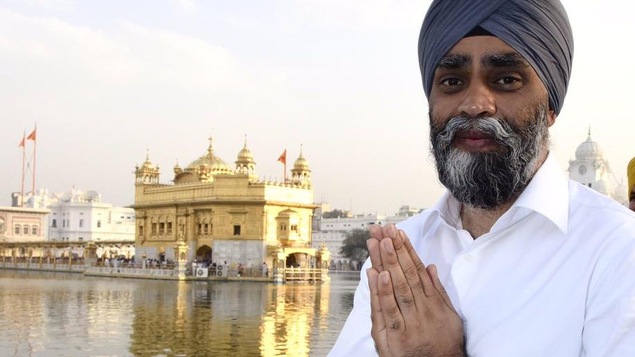 Le ministre de la Défense devant le Temple d'or des sikhs, à Amritsar, au Pendjab (Inde). Le ministre de la Défense devant le Temple d'or des sikhs, à Amritsar, au Pendjab (Inde).