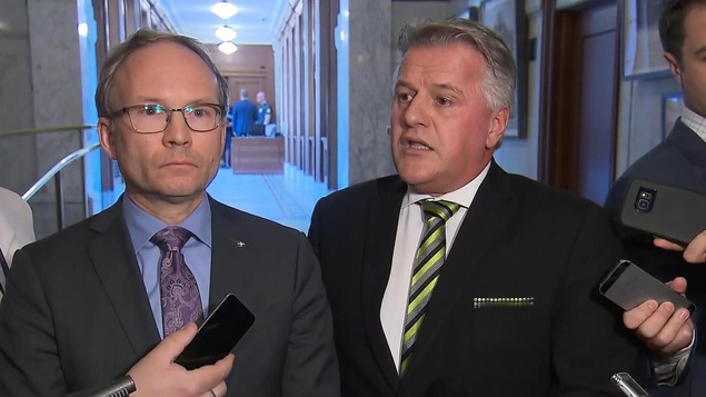 Les ministres Martin Coiteux et Laurent Lessard, en point de presse dans les couloirs de l'Assemblée nationale Les ministres Martin Coiteux et Laurent Lessard, en point de presse dans les couloirs de l'Assemblée nationale
