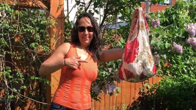 Mireille Chiasson avec un sac réutilisable. Pêches et Océans, région du Golfe, encourage les gens à faire leur part en utilisant comme elle des sacs réutilisables et en faisant la promotion de ces derniers sur Twitter.