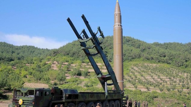 Un missile intercontinental nord-coréen Hwasong-14 sur sa rampe de lancement mobile. Un missile intercontinental nord-coréen Hwasong-14 sur sa rampe de lancement mobile.