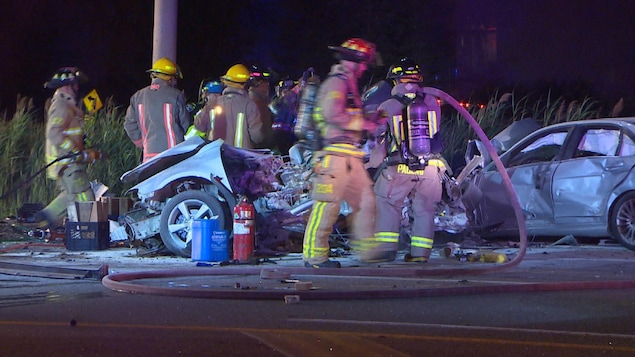 Des pompiers près des deux véhicules accidentés.