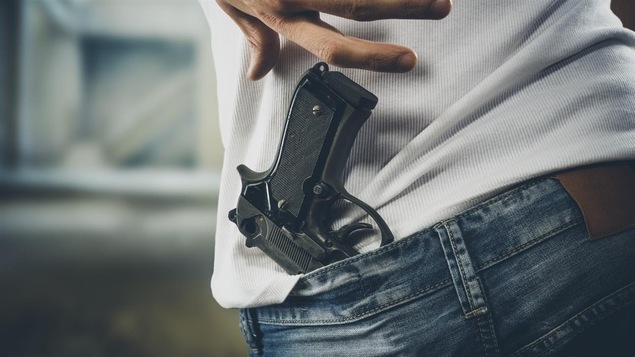 Une personne avec une arme à feu