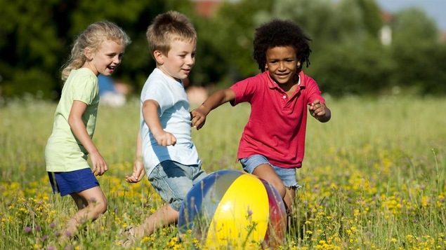 Des enfants jouant à l'extérieur