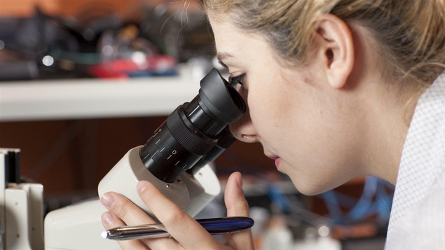 Une scientifique dans un laboratoire Une scientifique dans un laboratoire