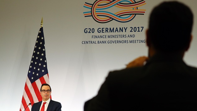 Le secrétaire au Trésor américain, Steven Mnuchin, répond aux questions de la presse lors de la rencontre des ministres des Finances du G20 à Baden-Baden en Allemagne. Le secrétaire au Trésor américain, Steven Mnuchin, répond aux questions de la presse lors de la rencontre des ministres des Finances du G20 à Baden-Baden en Allemagne.