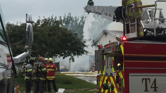 Les pompiers arrosent les flammes