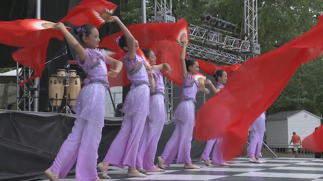 De jeunes danseuses font un spectacle dans le cadre du Mondial des cultures de Drummondville. De jeunes danseuses font un spectacle dans le cadre du Mondial des cultures de Drummondville.