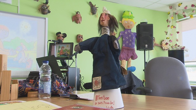Une marionnette qui a l'air d'une sorcière Une marionnette qui a l'air d'une sorcière