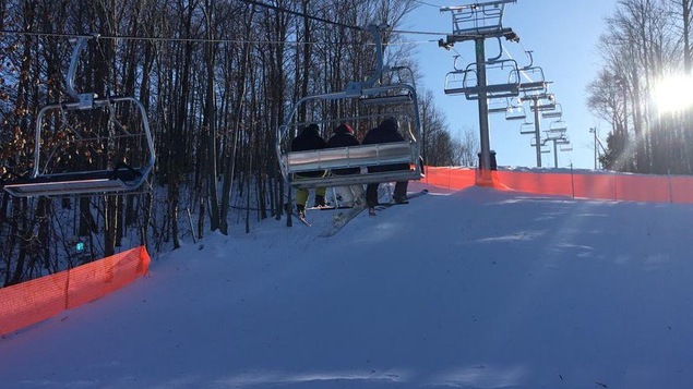 Des skieurs dans le remonte-pente du mont Bellevue de Sherbrooke Des skieurs dans le remonte-pente du mont Bellevue de Sherbrooke