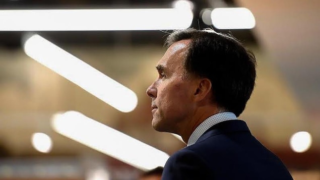 Une photo du ministre fédéral des Finances Bill Morneau qui répond aux questions des journalistes
