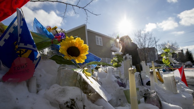 Des fleurs, des bougies et des messages de solidarité se trouvent toujours devant la grande mosquée de Québec, en hommage aux victimes.