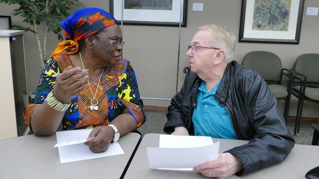 Une femme noire parle avec un homme blanc. Une femme noire parle avec un homme blanc.