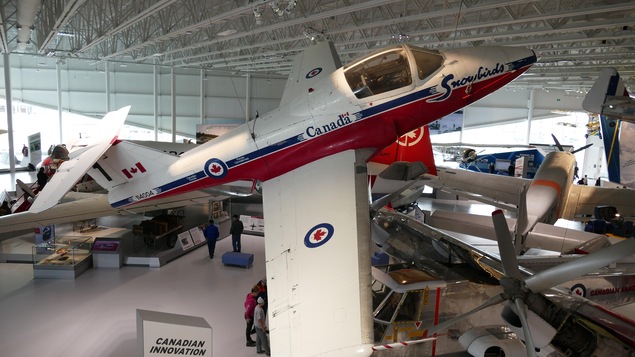Six avions sont suspendus à partir du plafond du Musée de l’aviation royale de l’Ouest canadien, à Winnipeg, qui a ouvert ses portes le 21 mai 2022. 