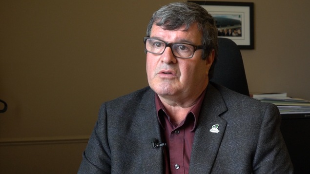 Bernard Ouellet rappelle que les citoyens qui ne s’opposent pas au cimetière, n’ont pas à demander l’ouverture d’un registre. Bernard Ouellet rappelle que les citoyens qui ne s’opposent pas au cimetière, n’ont pas à demander l’ouverture d’un registre.