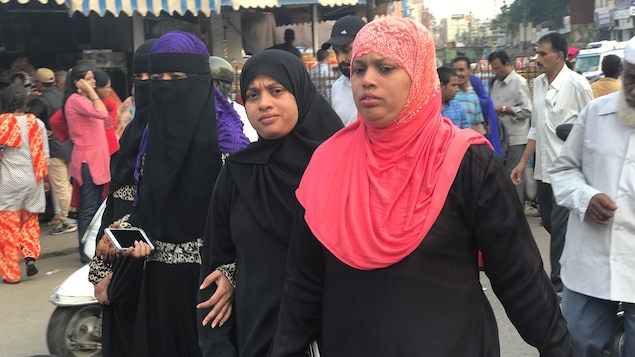 Des femmes musulmanes au marché de Bangalore