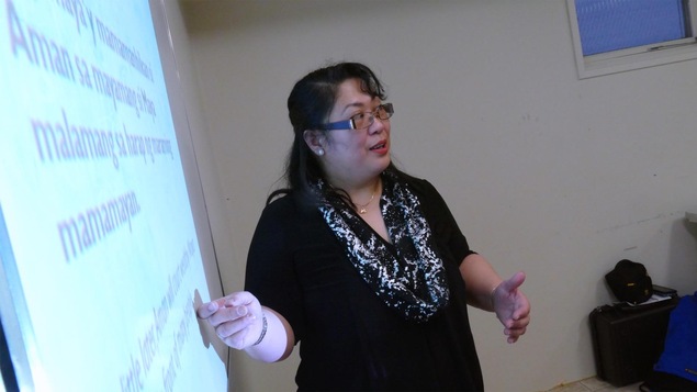 Une femme enseigne un cours de tagalog. Une femme enseigne un cours de tagalog.