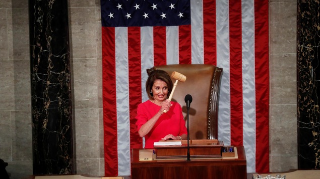 Mme Pelosi brandit le marteau.
