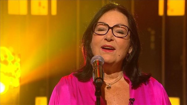 Nana Mouskouri chante sur le plateau de l'émission
