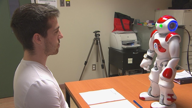 Le robot et un jeune homme