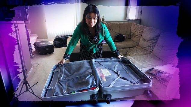 La Japonaise Naoko Matsumoto présente sa valise pleine de souvenirs de sa famille. La Japonaise Naoko Matsumoto présente sa valise pleine de souvenirs de sa famille.