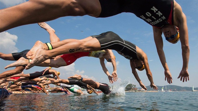 Départ d'une épreuve de triathlon.