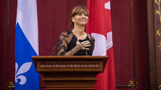 Nathalie Roy, remercie ses collègues, une main sur la poitrine.
