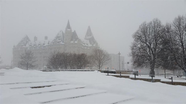Le Château Laurier d'Ottawa sous la neige.