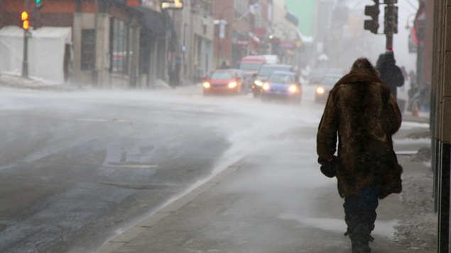 Vue sur la rue Saint-Jean, à Québec, pendant la tempête. Vue sur la rue Saint-Jean, à Québec, pendant la tempête.