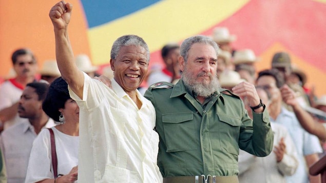 Le 27 juillet 1991, le président cubain Fidel Castro et Nelson Mandela se rencontrent dans le cadre de la célébration du « jour de la révolution » à Matanzas, à Cuba.