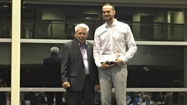 Le joueur de volleyball Nicholas Hoag sur scène au Gala Excellence Outaouais Le joueur de volleyball Nicholas Hoag sur scène au Gala Excellence Outaouais