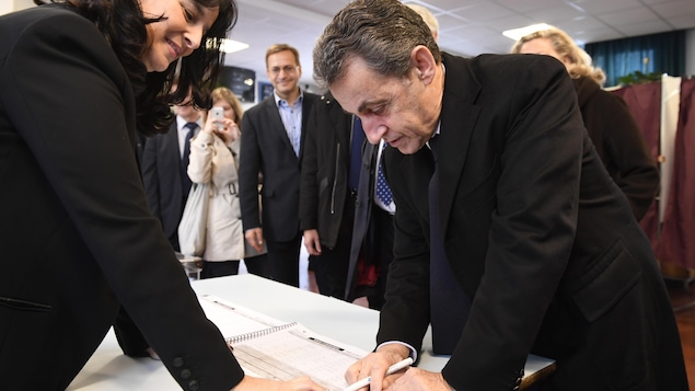 Nicolas Sarkozy vote lors du premier tour de la primaire de la droite et du centre le 20 novembre 2016. Nicolas Sarkozy vote lors du premier tour de la primaire de la droite et du centre le 20 novembre 2016.