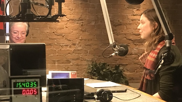 Nicole Jowett au micro avec Martine Bordeleau dans le studio radio
