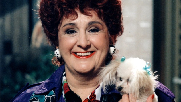 Le personnage de Paméla Lalonde tenant son petit chien Julius tout contre elle Le personnage de Paméla Lalonde tenant son petit chien Julius tout contre elle