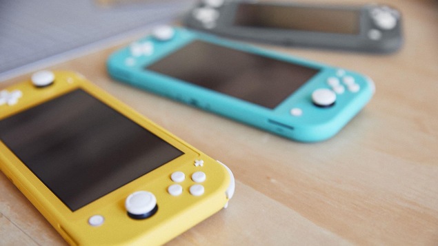 Une photo montrant trois consoles Switch Lite posées sur une table.